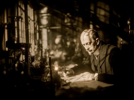 Historical parallel between industrial revolution governance and modern AI control structures